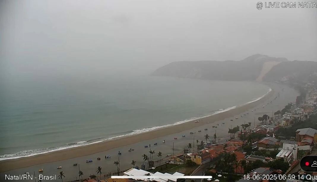 VÍDEO: Chuva causa alagamento na faixa de areia da engorda de Ponta Negra 