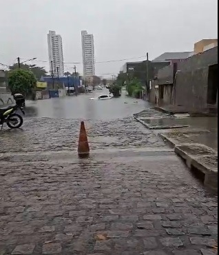 VÍDEO: Carro fica quase submerso em alagamento no bairro de Lagoa Nova, em Natal