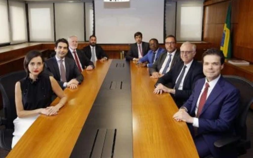 Copom eleva Selic a 15%, a 2ª maior taxa real de juros no mundo