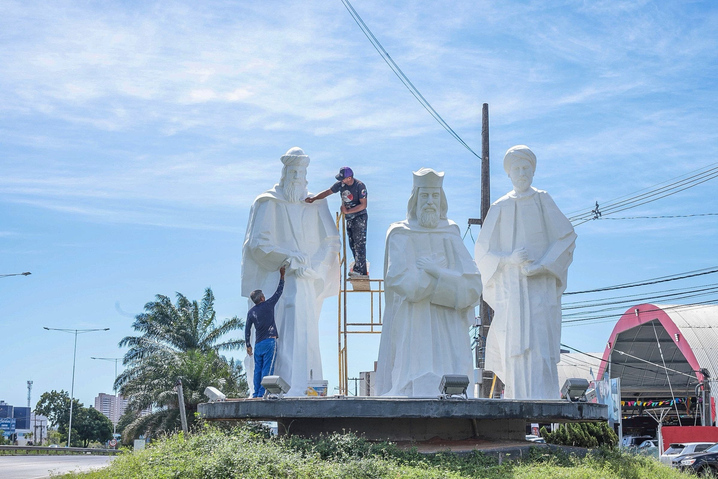 Estátuas dos Três Reis Magos passam por restauração na BR-101