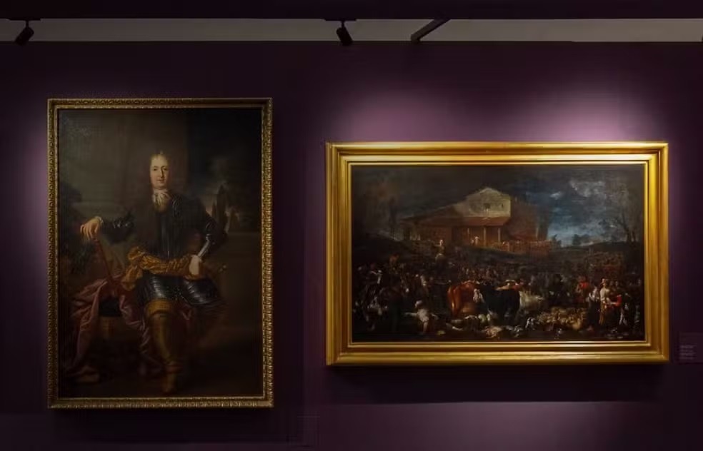Turista que tentava fazer meme em museu tropeça e rasga quadro de mais de 300 anos 