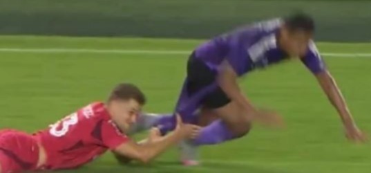 VÍDEO: Jogador tem calção arrancado por defensor durante partida de futebol