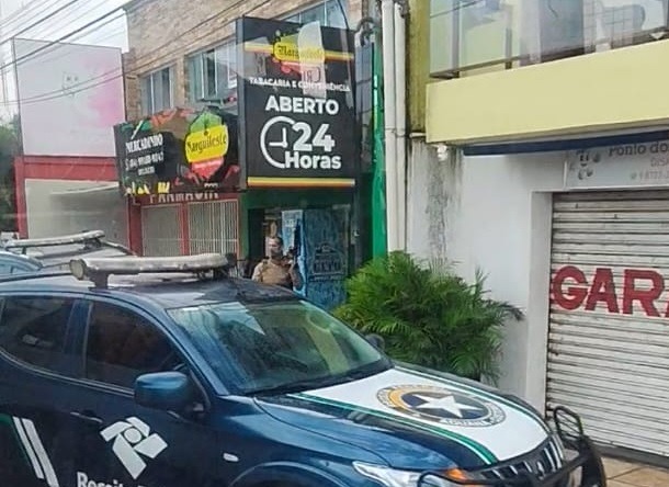 Operação da Polícia e Receita Federal mira tabacaria em Ponta Negra
