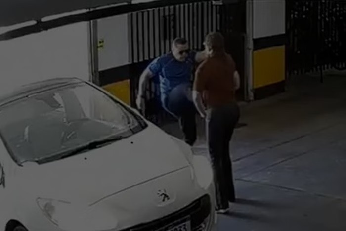 VÍDEO: Sargento da PM chuta e dá rasteira em mulher após briga de trânsito