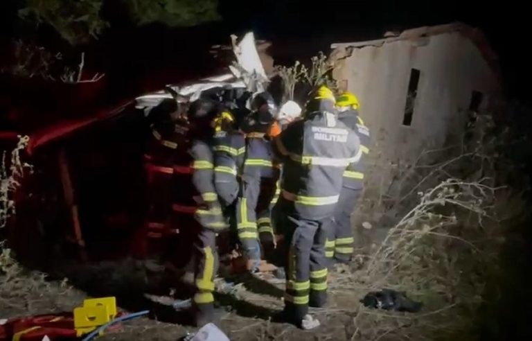 Motorista fica preso às ferragens após veículo capotar e parar ao lado de casa na RN-226