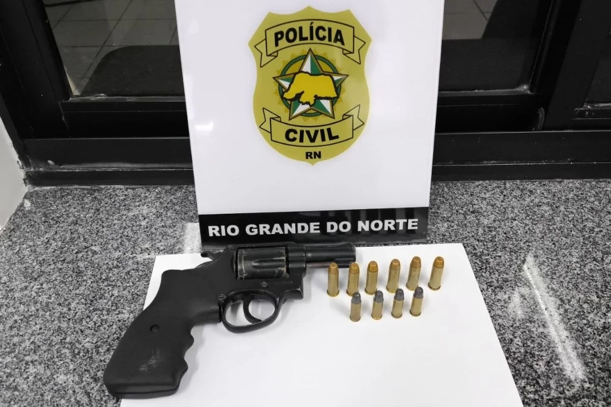 Mulher esconde arma de fogo no telhado e é presa por posse ilegal no interior do RN