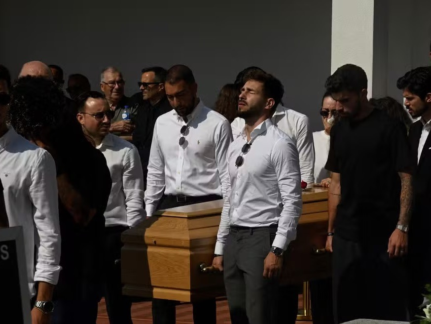 Parentes e jogadores se despedem de Diogo Jota e André Silva em enterro