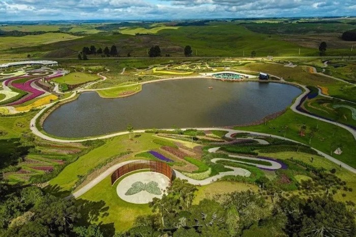 Casal morre em acidente com carrinho elétrico de parque turístico