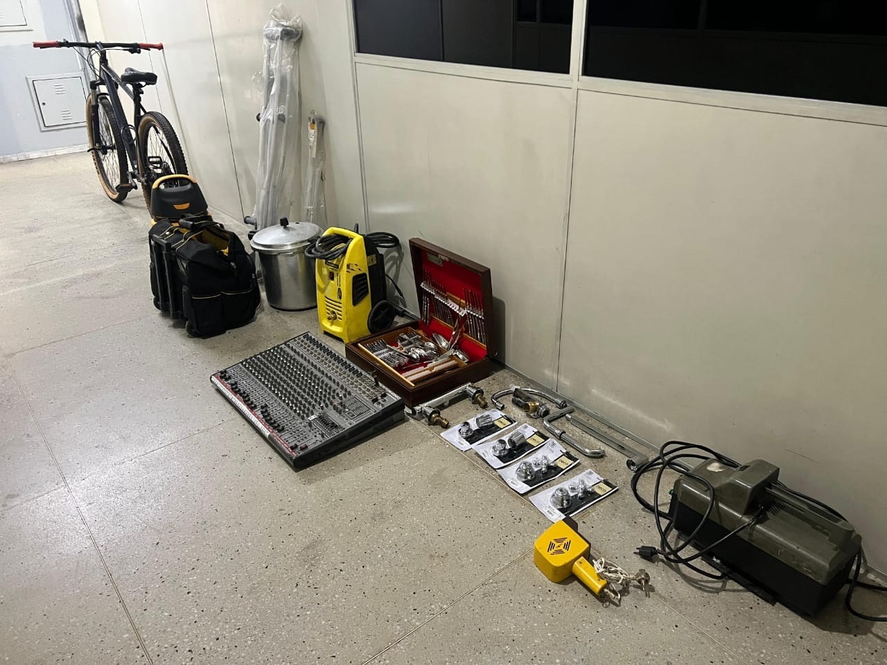 Polícia Civil apreende produtos suspeitos de receptação no Mercado da 4, no Alecrim