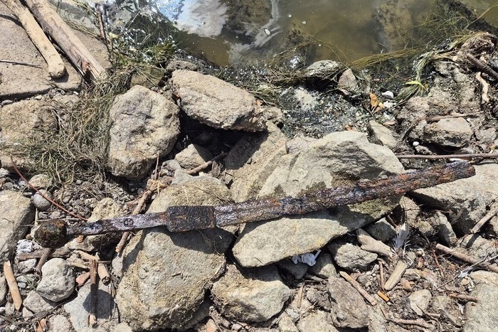 Pescador encontra espada medieval em rio