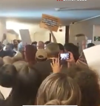 VÍDEO: Manifestantes tentam invadir gabinete de Hugo Motta na Câmara