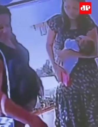 VÍDEO: Mulher é presa ao tentar vender a própria filha 