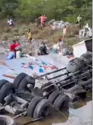VÍDEO: População é flagrada saqueando carga de carreta tombada em Macaíba