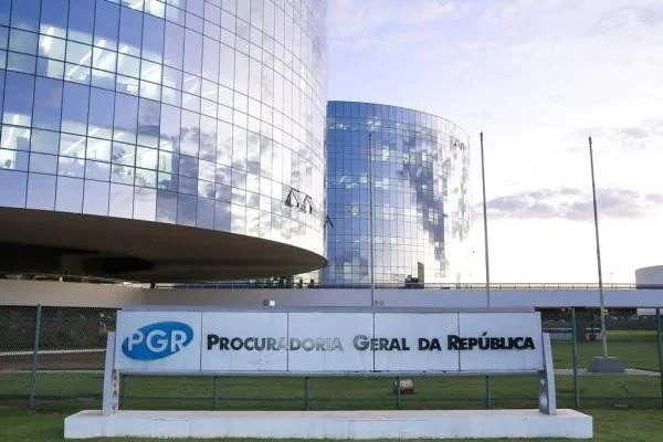 PGR avalia medidas contra Eduardo Bolsonaro após tarifa imposta por Trump