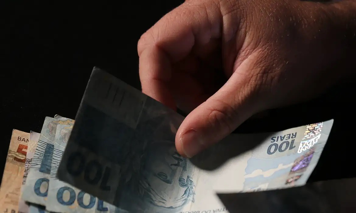 Inflação avança 5,35% em 12 meses e estoura o teto da meta em 2025