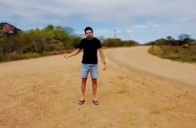 VÍDEO: Morador de Pilões cobra promessa de Fátima por asfalto em trecho da RN-075