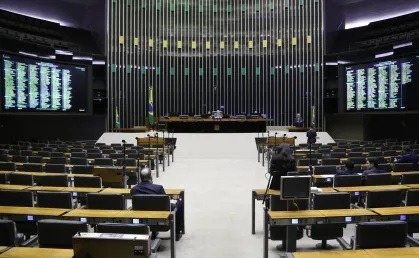 Votação em plenário da isenção do IR fica para depois do recesso