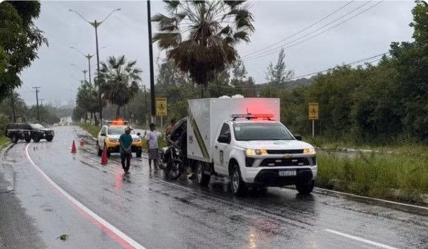 Jovem de 21 anos morre ao perder controle de moto e bater em árvore na Rota do Sol