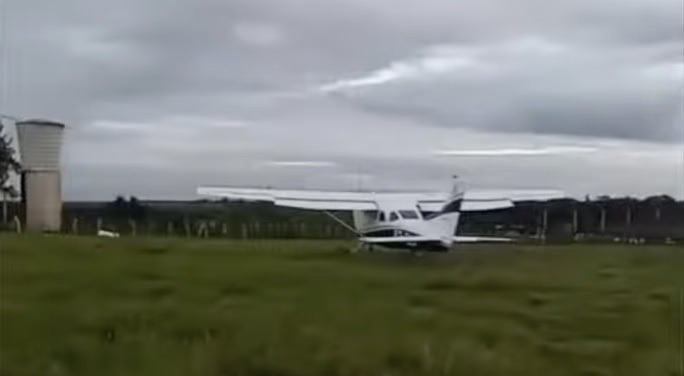 VÍDEO: Acidente: Avião bate em cerca ao tentar decolar em pista improvisada na Grande Natal
