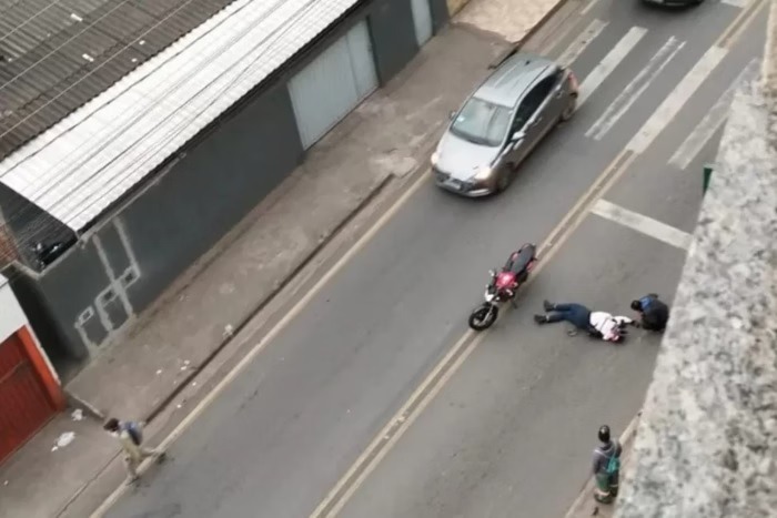 Pai espanca motociclista após filho ser atropelado na faixa