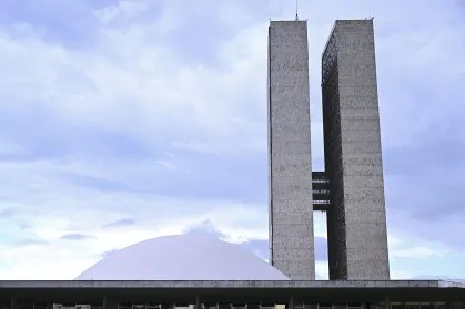 Congresso pede suspensão de decreto do IOF e reafirma legalidade de atuação