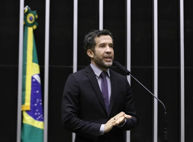 Hugo Motta envia ao Conselho de Ética ação pedindo suspensão do mandato de Janones por 6 meses