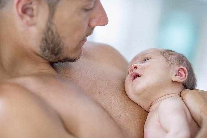 Bebê tem alterações na genitália após contato com testosterona do pai