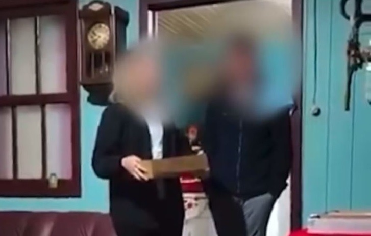 VÍDEO: Mulher viraliza ao revelar traições do marido com a família toda reunida