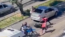 VÍDEO: Membros de torcida organizada do América incendeiam moto na Avenida Capitão-Mor Gouveia