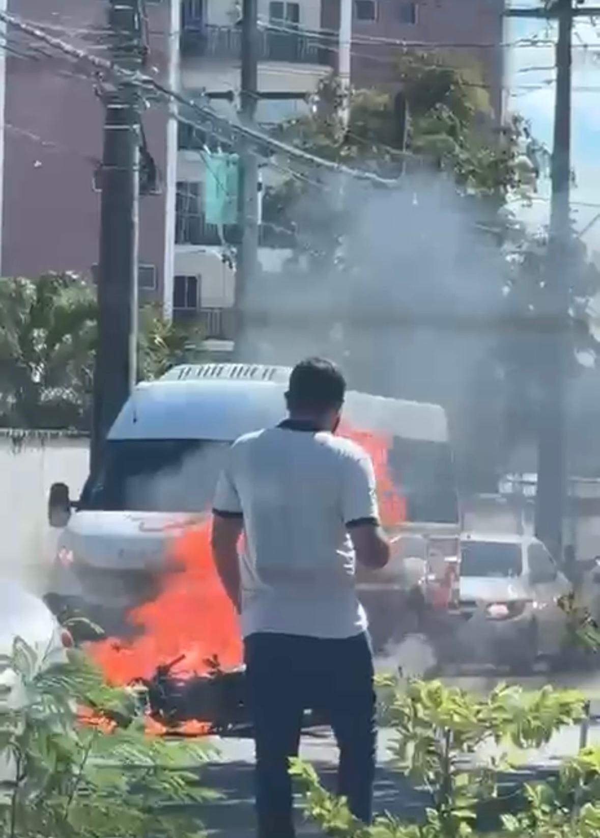 Vídeo mostra suspeitos fugindo após motocicleta ser incendiada na Capitão-Mor Gouveia em Natal; ASSISTA