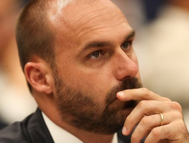 Eduardo Bolsonaro diz que está disposto a “sacrificar mandato”