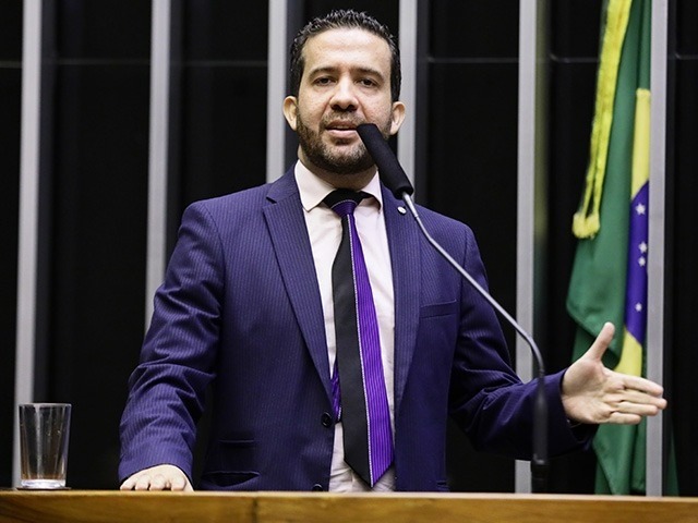 VÍDEO: Janones é cercado, leva chute e diz à polícia que foi apalpado