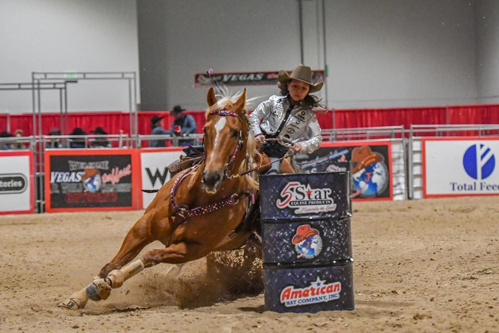 VÍDEO: Impressionante: Com 11 anos, atleta quebra recorde em competição de rodeio