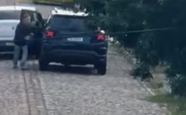 VÍDEO: Bandidos rendem família na porta de casa em Nova Parnamirim e roubam celulares, bolsas e outros objetos
