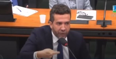 VÍDEO: Janones diz que adversários apalparam seu pênis e políticos caem na risada
