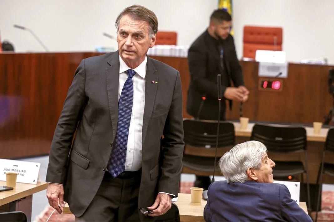 Bolsonaro diz não pensar em sair do País para evitar prisão