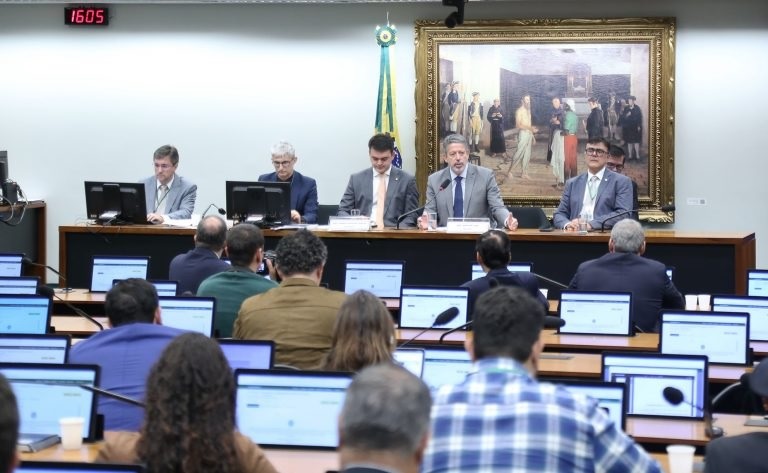 Câmara: comissão aprova isenção de IR para quem ganha até R$ 5 mil