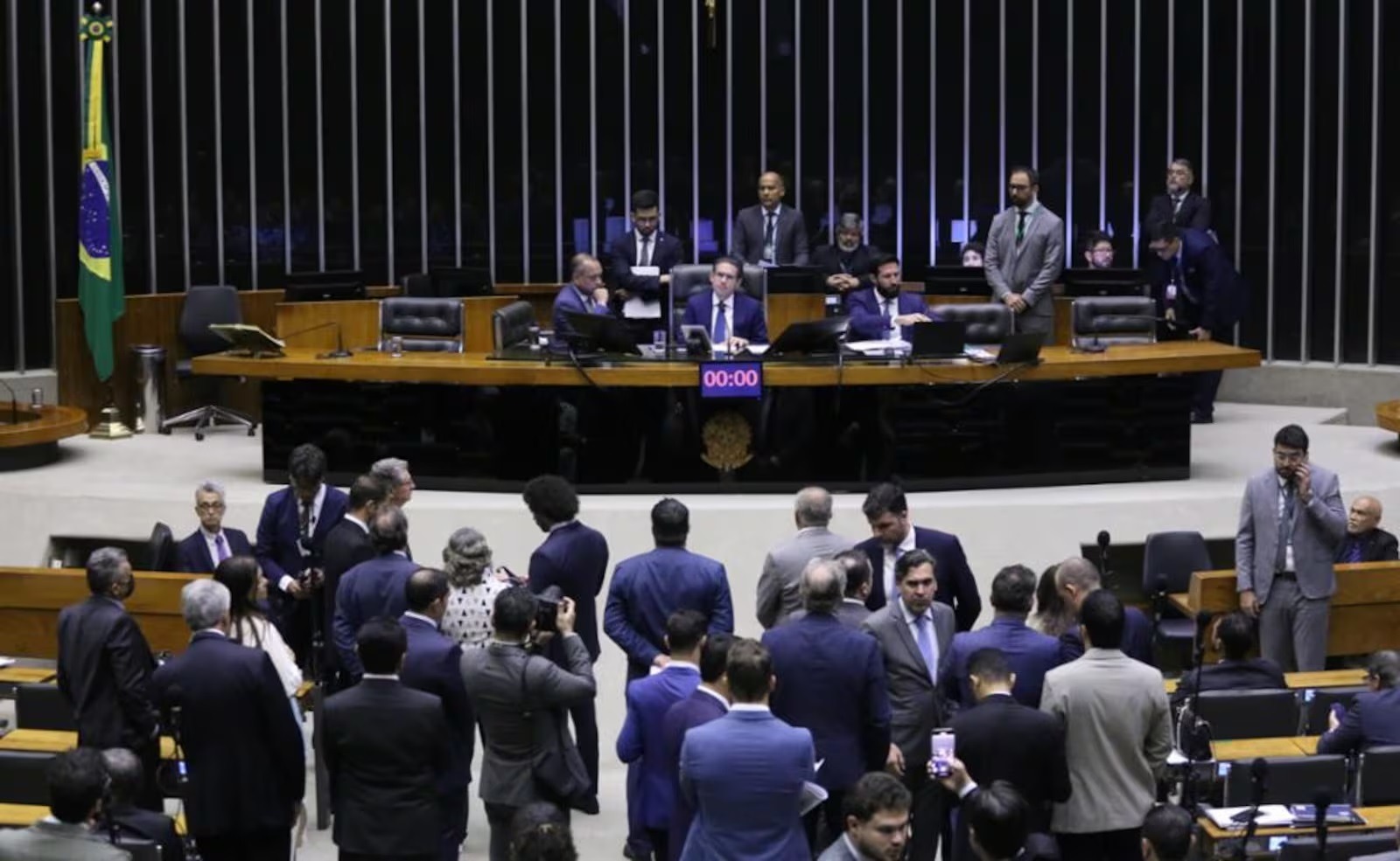 Câmara aprova urgência para projeto que permite retirada de invasores de terras