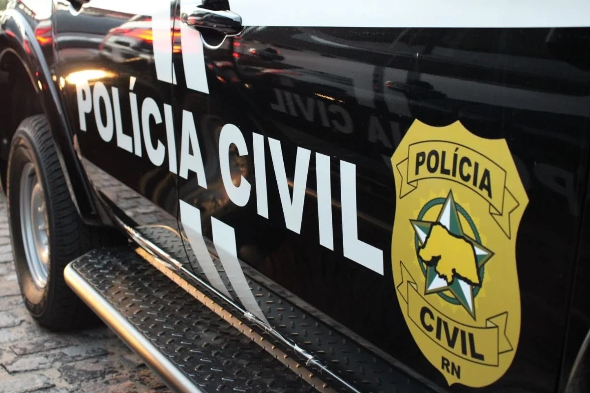 Suspeito de estelionato é preso usando peruca para enganar polícia em Parnamirim