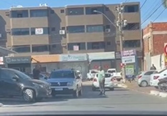 VÍDEO: Homem destrói carro de motorista de aplicativo com machadinha por causa de uma buzinada