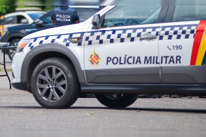 Homem agride e mantém companheira refém com facão