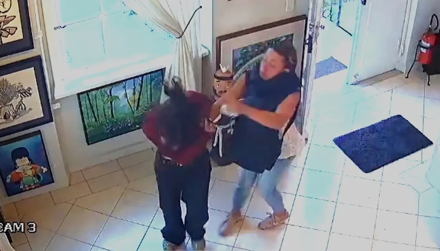 [VÍDEO] Estudante é agredida na rua por estar sem sutiã: “Você vai morrer”