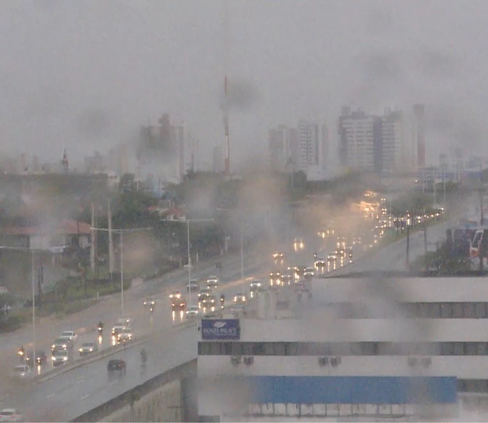 Chuvas deixam ruas alagadas em Natal neste domingo (20); veja pontos afetados