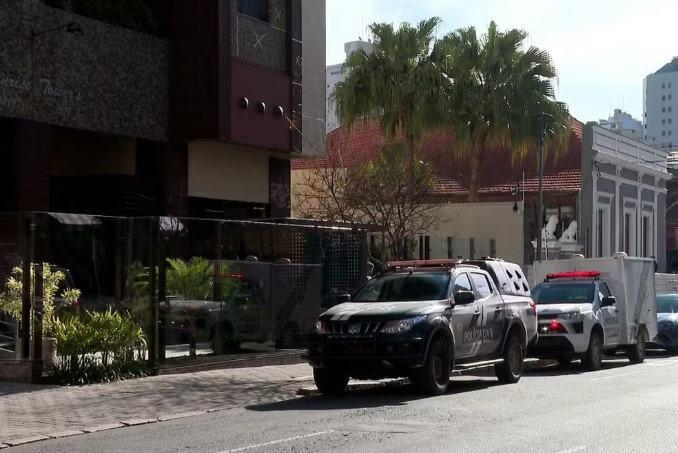 Criança vê sangue escorrendo da parede, polícia é chamada e encontra casal estrangeiro morto em apartamento 
