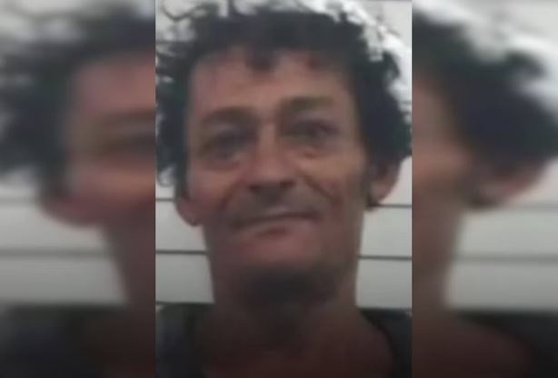 Homem mata e arranca a língua da irmã na frente da mãe