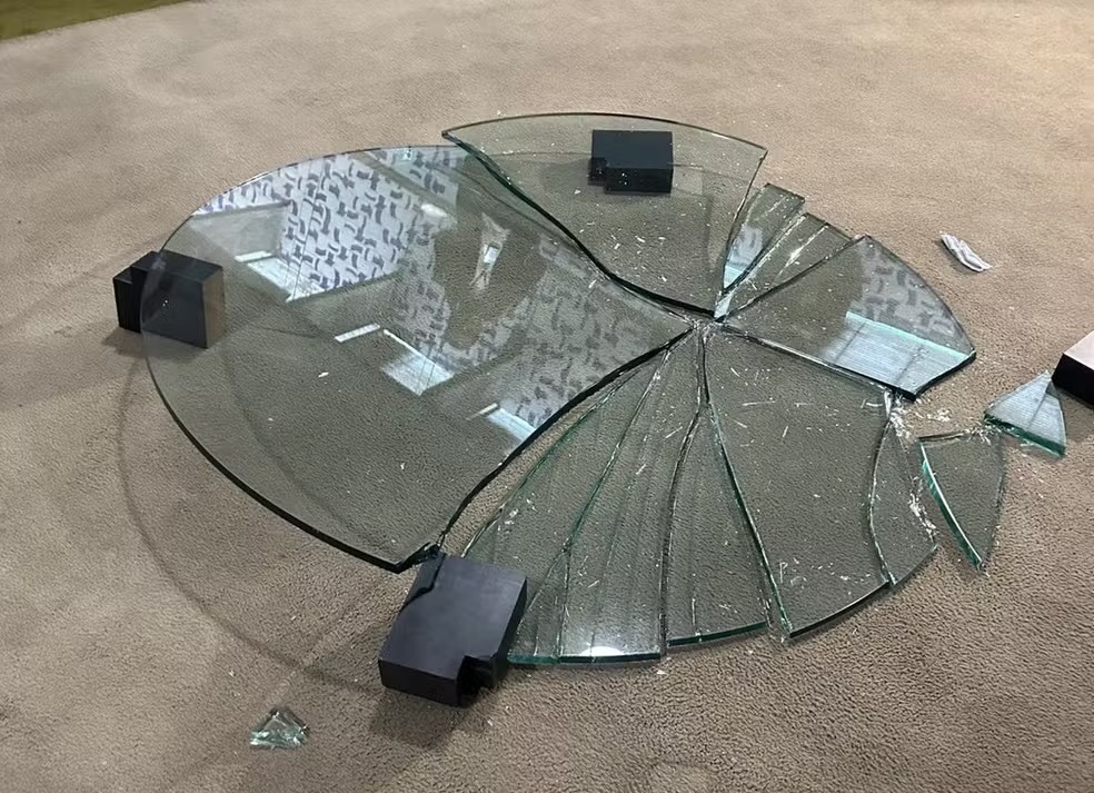 Ida de Bolsonaro à Câmara tem Nikolas Ferreira com rosto sangrando e mesa quebrada