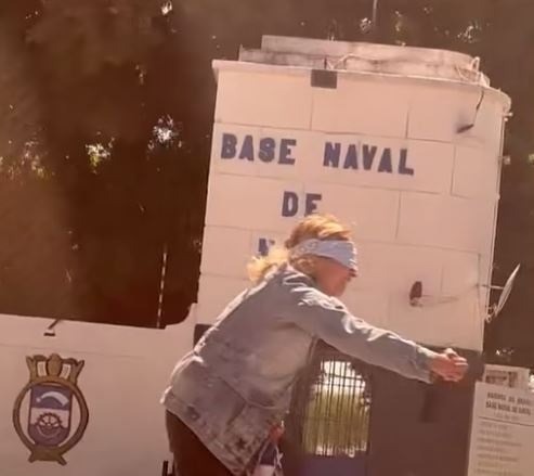 VÍDEO: Idosa faz protesto inusitado em frente à Marinha, em Natal; ASSISTA