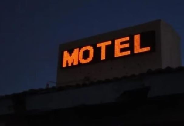 Mulher flagra traição e quase é atropelada por marido saindo de motel