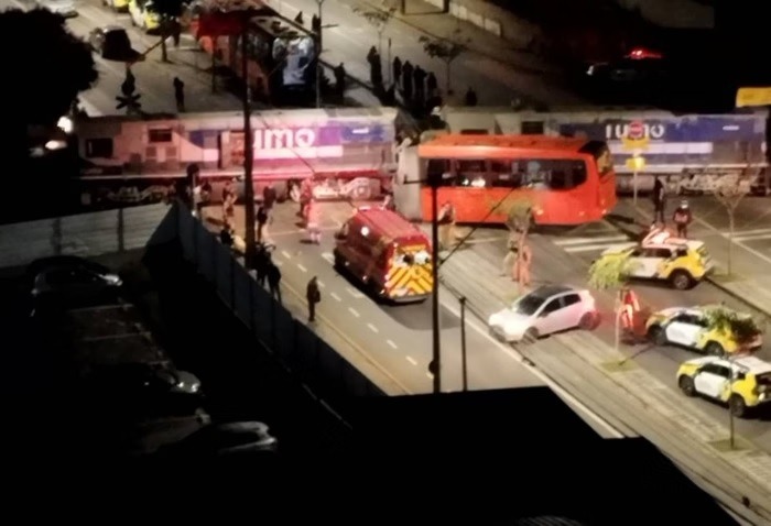 Vídeo mostra ônibus partindo ao meio em colisão com trem em Curitiba; assista