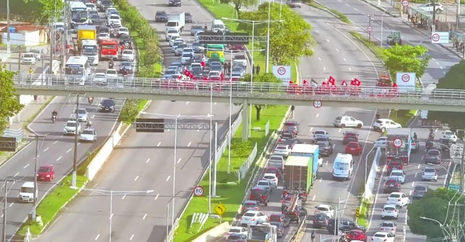 BR-101 totalmente bloqueada com protesto dos Sem Terra